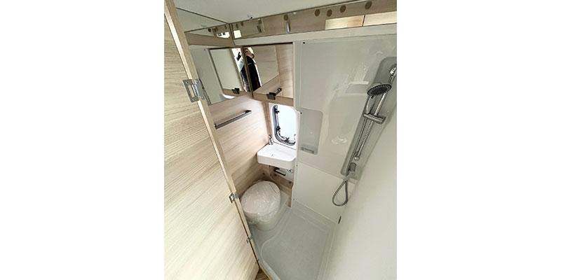 Maxi Fourgon aménagé douche et WC